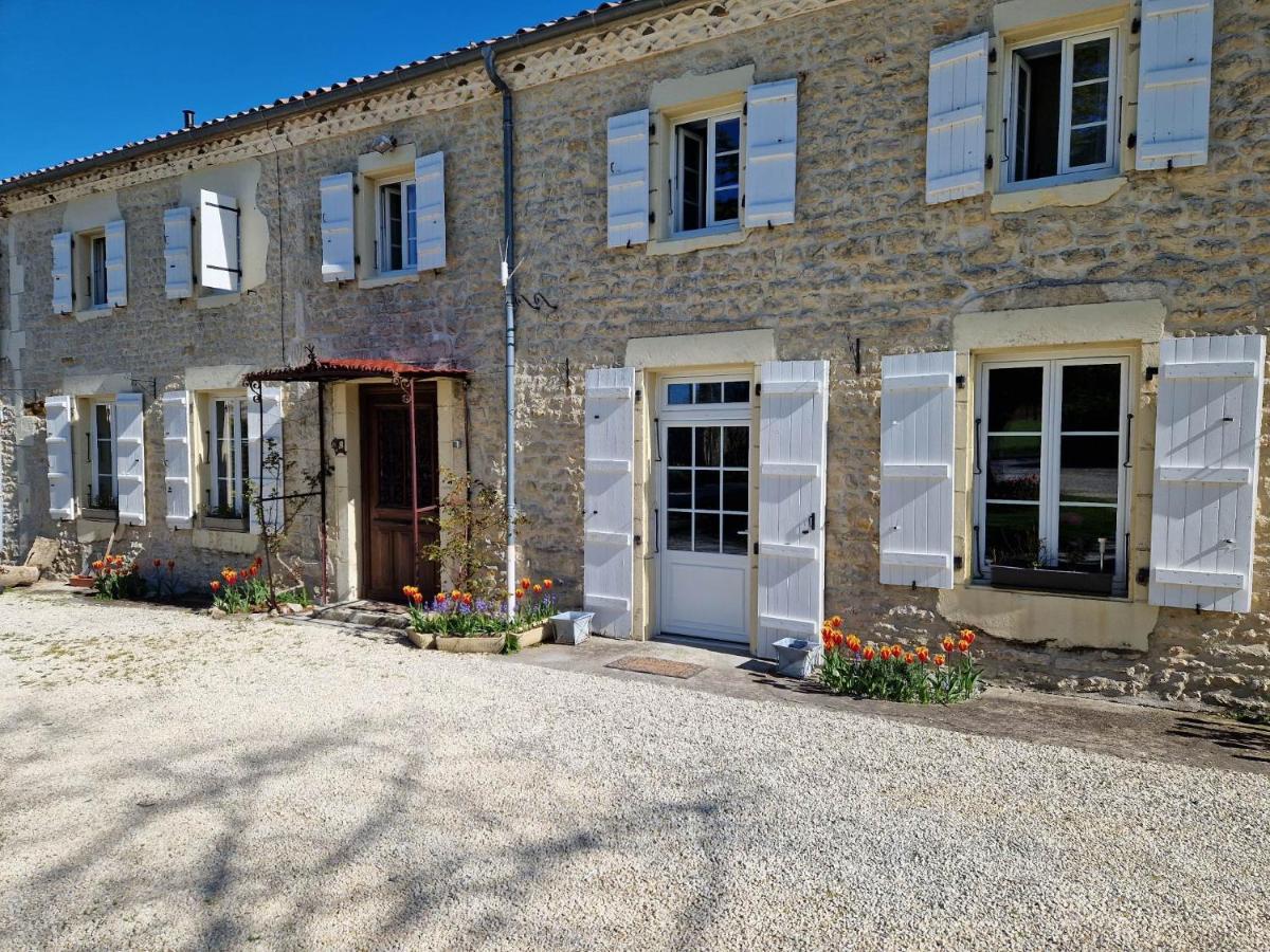 Escale Au Clos Saint Martin De Juillers Gites Et Chambres D'Hotes Zewnętrze zdjęcie